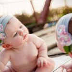 Ребёнок и зеркало, а также другие суеверия, связанные с рождением и развитием детей